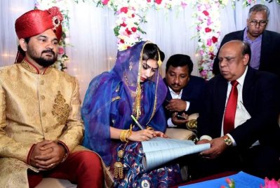 কাবিননামায় স্বাক্ষর করছেন কনে নন্দিতা