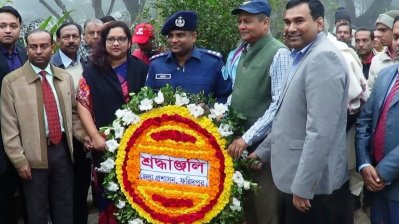 কবির সমাধিতে ফুল দিতে এসেছেন বিভিন্ন সংগঠনের সদস্যরা