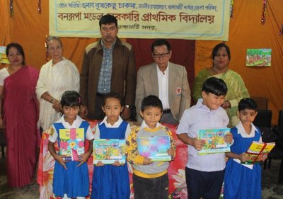 নিজ ভাষায় বই পেল ক্ষুদ্র নৃ-গোষ্ঠীর শিক্ষার্থীরা