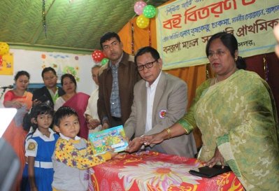নিজ ভাষায় বই পেল ক্ষুদ্র নৃ-গোষ্ঠীর শিক্ষার্থীরা
