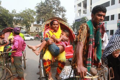 রিকশায় করে অসুস্থ সন্তানকে ঢামেক হাসপাতালে এনেছেন এই নারী