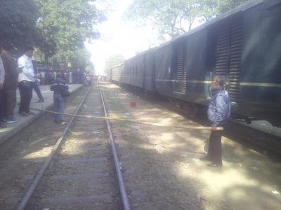 সান্তাহারগামী ট্রেনের চাকা থেকে বোমাসদৃশ বস্তু উদ্ধার