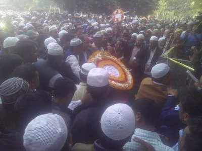 শেষ শ্রদ্ধা জানাচ্ছেন নেতাকর্মীরা