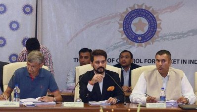 মাঝে অবস্থান করছেন অনুরাগ ঠাকুর 