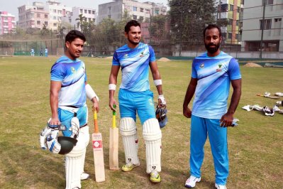 একাডেমির মাঠে অনুশীললেন ফাঁকে আশরাফুল, সৈকত আলি ও ইলিয়াস সানি