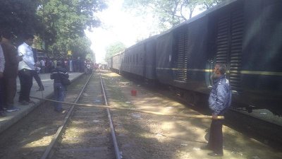 আইনশৃঙ্খলা বাহিনীর সদস্যরা ঘটনাস্থল ঘিরে রাখে