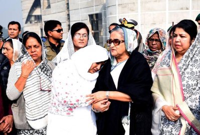 জাতীয় সংসদ ভবনে এমপি মঞ্জুরুল ইসলাম লিটনের মরদেহ দেখতে এসে তার স্ত্রীকে সান্ত্বনা দেন প্রধানমন্ত্রী শেখ হাসিনা: বাসস 