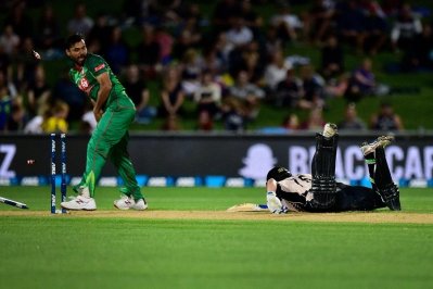 টম ব্রুসকে রানআউট করলেন মাশরাফি। কিন্তু দলের হার থামাতে পারেননি অধিনায়ক
