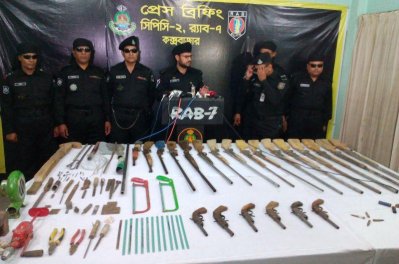 কক্সবাজারের মহেশখালীতে অস্ত্র কারখানা থেকে উদ্ধার করা অস্ত্র