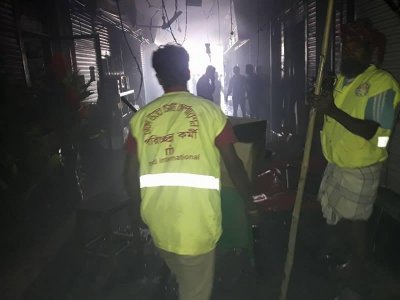 মার্কেট পরিষ্কার করছেন ডিএনসিসির কর্মীরা