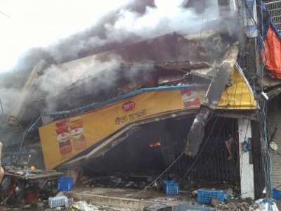 আগুন লাগার পর ধসে পড়েছে ডিএনসিসি মার্কেট