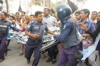 না’ গঞ্জে যুবদলের মিছিলে পুলিশের লাঠিচার্জ, কাউন্সিলরসহ আটক ৪