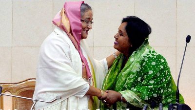 শপথ শেষে আইভীকে কাছে টেনে নেন প্রধানমন্ত্রী