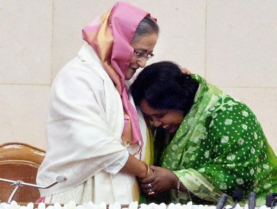 আইভীর মাথায় হাত বুলিয়ে দোয়া করছেন প্রধানমন্ত্রী