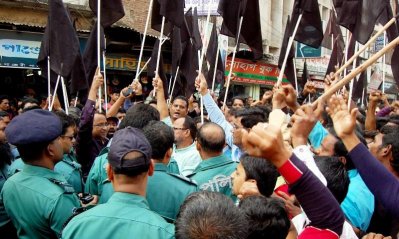 খুলনায় বিএনপির কালো পতাকা মিছিলে পুলিশের বাধা 