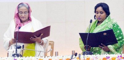 নাসিক এর নবনির্বাচিত মেয়র সেলিনা হায়াৎ আইভীকে শপথ পাঠ করাচ্ছেন প্রধানমন্ত্রী শেখ হাসিনা