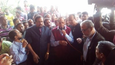 আগুনে পুড়ে যাওয়া ডিএনসিসি মার্কেট পরিদর্শনে এরশাদ