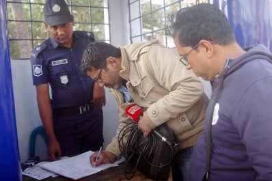 আসার কারণ লিখে থানায় প্রবেশ করানো হচ্ছে