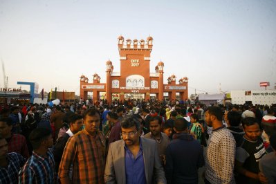 বাণিজ্য মেলার প্রবেশপথে মানুষের ভিড়