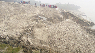 ধসে পড়েছে পদ্মার তীর