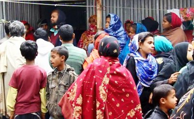 সাংবাদিকদের সঙ্গে কথা বলছেন মারজানের বাবা