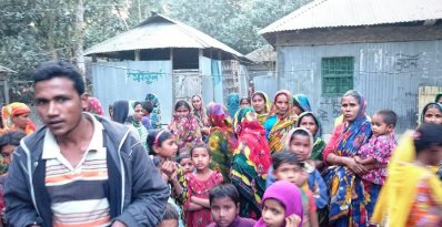সাদ্দামের বড় ভাই ও বাড়িতে উপস্থিত স্থানীয়রা