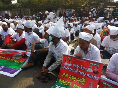 কাফনের কাপড় মাথায় বেঁধে আমরণ অনশনে নকলনবিশরা