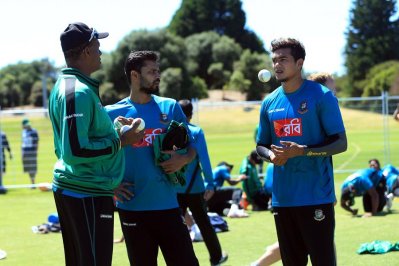 মাশরাফির সঙ্গে ওয়ালশ ও তাসকিন