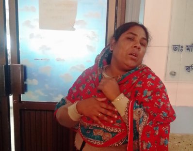 মেয়েটির সুস্থ হয়ে ফিরে আসার অপেক্ষায় কেঁদে বুক ভাসাচ্ছেন মা 