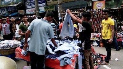 হকারদের দখলে গুলিস্তানের ফুটপাত