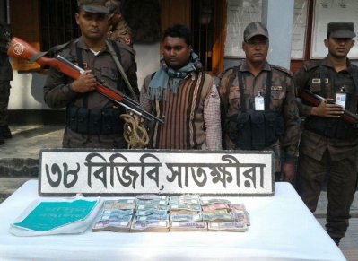 সাতক্ষীরায় টাকাসহ হুন্ডি ব্যবসায়ী আটক