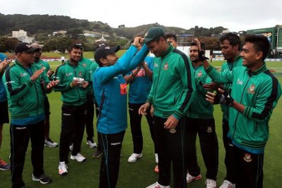 শুভাশিষের মাথায় টেস্ট ক্যাপ উঠল মুশফিকের হাত দিয়ে