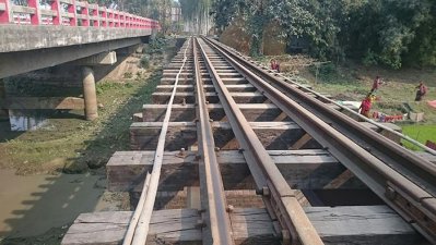 কুড়িগ্রাম-তিস্তা রেললাইনের স্লিপারে ব্যবহৃত বাঁশ