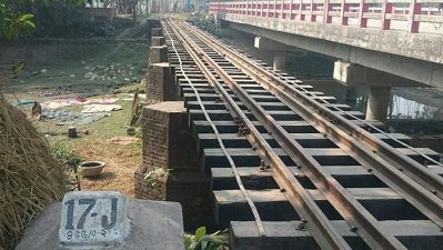 কুড়িগ্রাম-তিস্তা রেললাইনের স্লিপারে ব্যবহৃত বাঁশ  