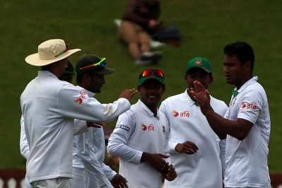 টেস্টে প্রথম উইকেট নিলেন শুভাশীষ