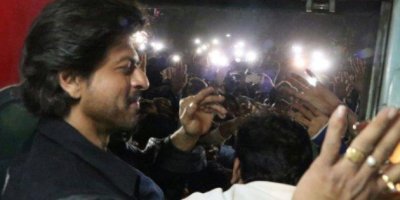 স্টেশনে উচ্ছ্বসিত জনতার সামনে শাহরুখ
