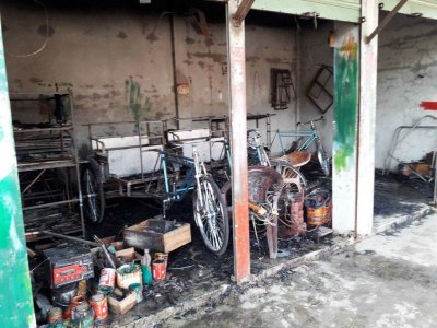 আগুনে পুড়ে যাওয়া একটি দোকান
