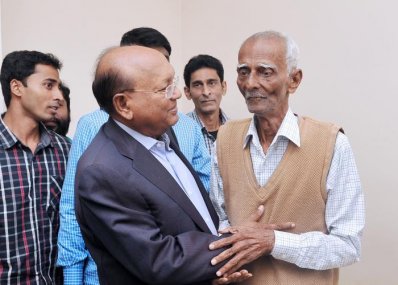 শহীদ মতিউর রহমানের বাবা আজহার উদ্দিন মল্লিকের সঙ্গে তোফায়েল আহমেদ