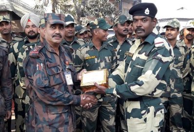 হিলি সীমান্তে বিজিবিকে মিষ্টি উপহার বিএসএফ’র