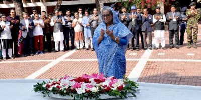 বঙ্গবন্ধুর সমাধিতে শ্রদ্ধা জানান প্রধানমন্ত্রী