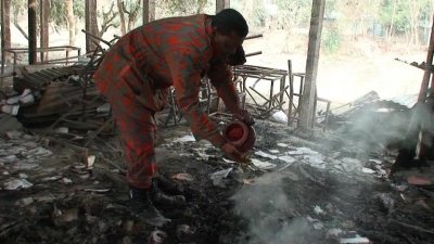 ধ্বংসস্তুপে আলামত সংগ্রহের কাজ চলছে