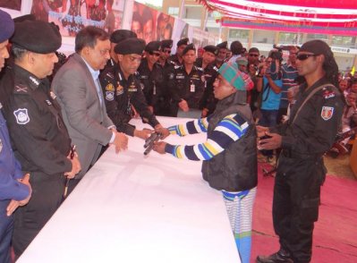 স্বরাষ্ট্রমন্ত্রীর কাছে ‘জাহাঙ্গীর শিকারী বাহিনী’র ২০ সদস্যের আত্মসমর্পণ
