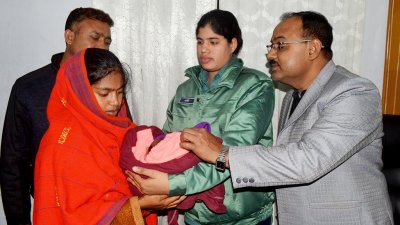 মায়ের হাতে তুলে দেওয়া হচ্ছে নবজাতককে