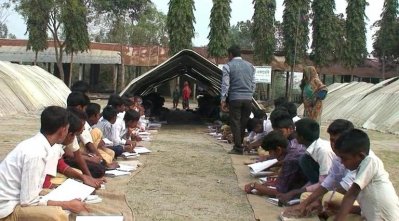 খোলা আকাশের নিচে পাঠদান চলছে