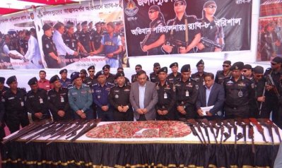 স্বরাষ্ট্রমন্ত্রীর কাছে জাহাঙ্গীর শিকারী বাহিনীর ২০ সদস্যের আত্মসমর্পণ 