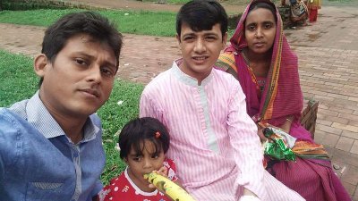 পরিবার নিয়ে বন্ধুদের সঙ্গে বেড়ানোর সময় বাজানদার