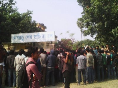তৃতীয় দিনেও রুয়েটে ক্লাস বন্ধ, শিক্ষক অবরুদ্ধ