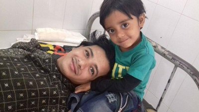 হাসপাতালের বিছানায় মেয়ের সঙ্গে বাজানদার