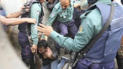 সাংবাদিককে পেটাচ্ছেন পুলিশ সদস্যরা