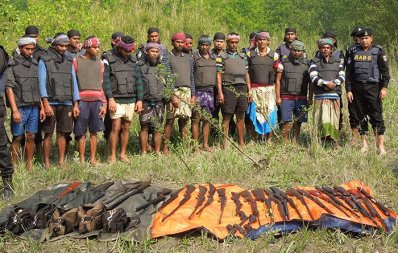 অস্ত্র ও গোলাবারুদসহ আত্মসমর্পণকারী জাহাঙ্গীর বাহিনীর সদস্যরা